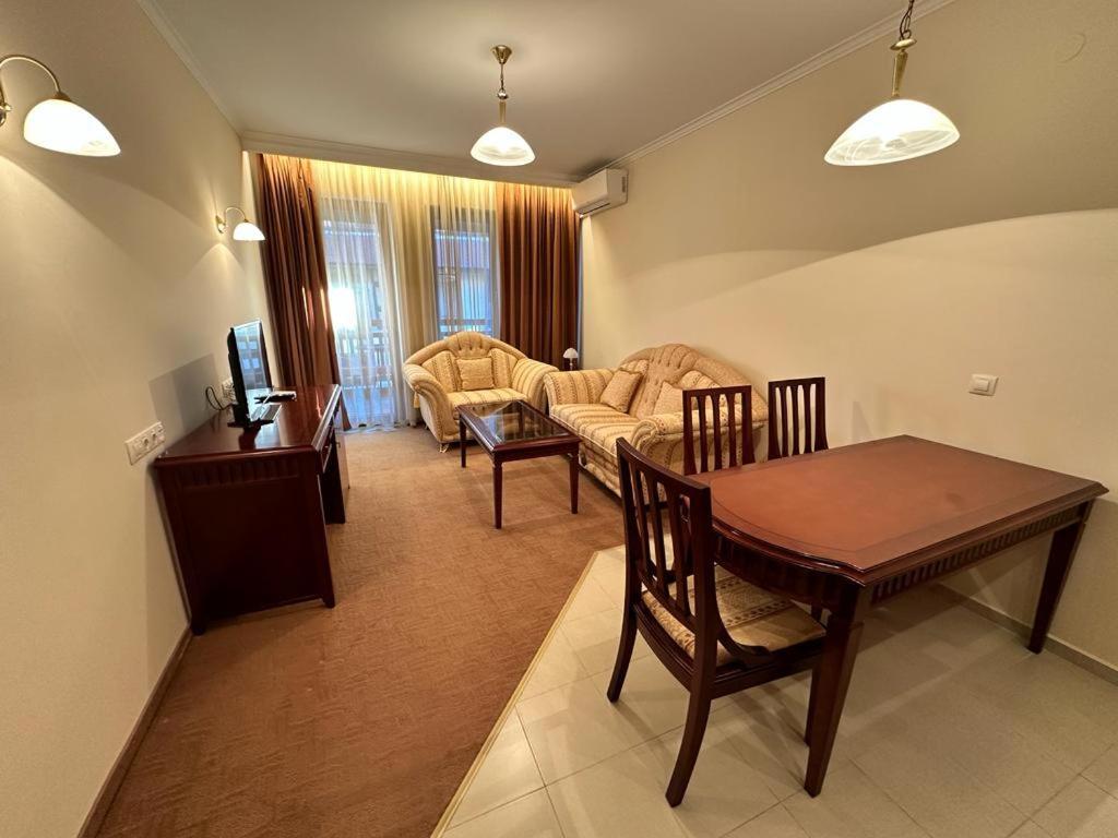 Luxury In Downtown Residential Complex *